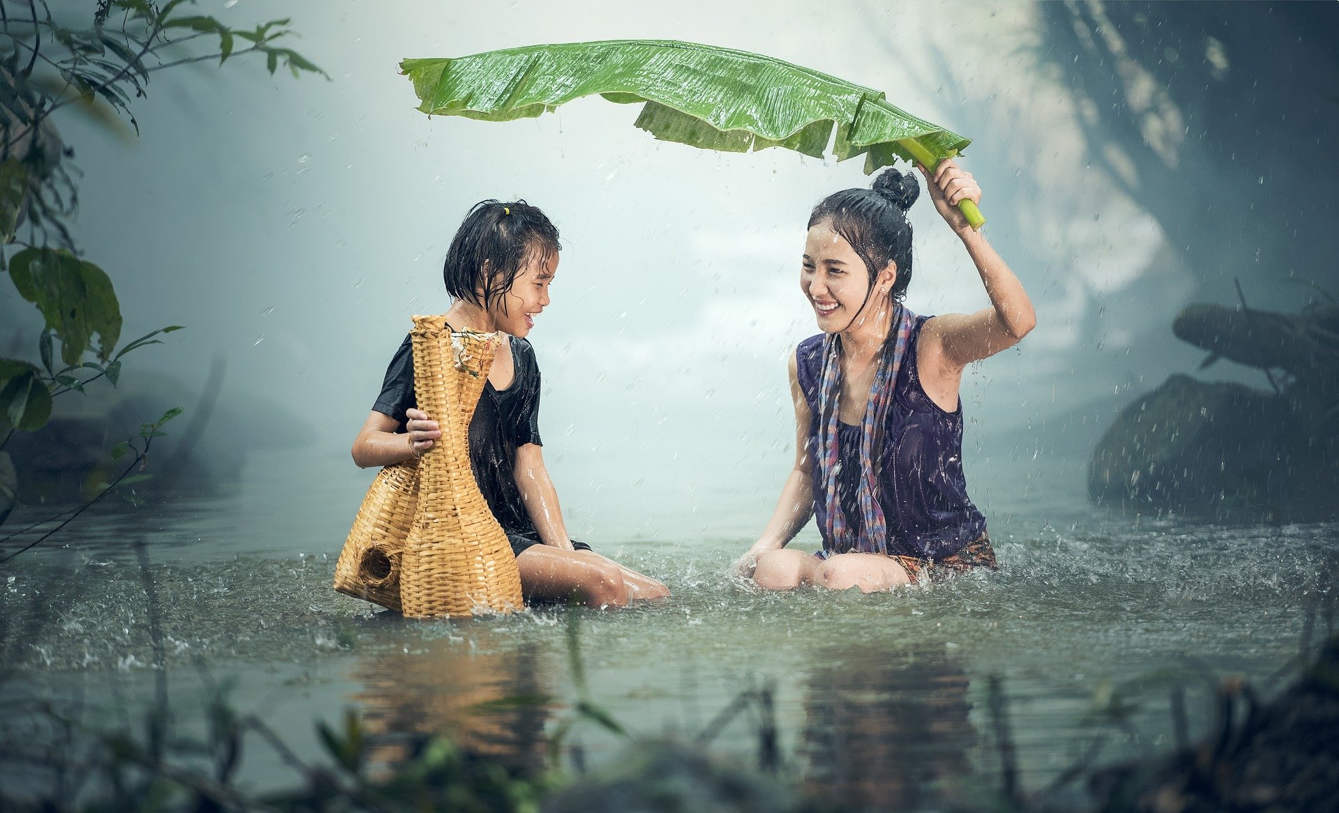 特斯拉快速起步被撞起火（珠海一特斯拉Model3雨天撞车后起火，该电车为何屡屡出现问题）